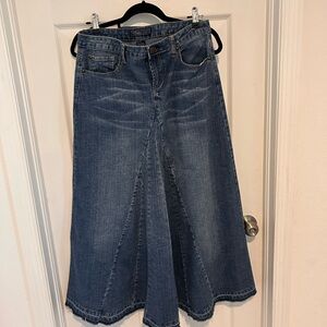 NWOT Baccini Maxi Raw Hem Women’s Jean Skirt w Pockets
Size 8
NWOT